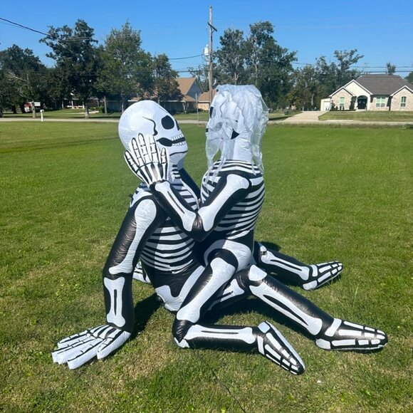 6.5 FT Cuddling Couple Halloween Blow Up Inflatable Decoration with LED Light - Picture 1 of 11